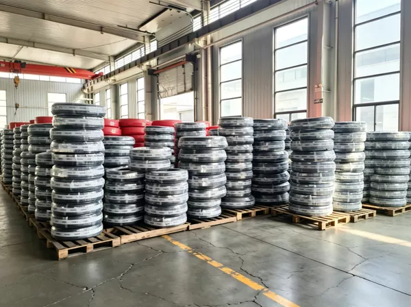 Miten kangasvahvistetut kumiletkut toimivat? Hebei Zhehan Rubber & Plastic Products Co., Ltd. selittää teollisten joustavien siirtoletkujen perusperiaatteet.